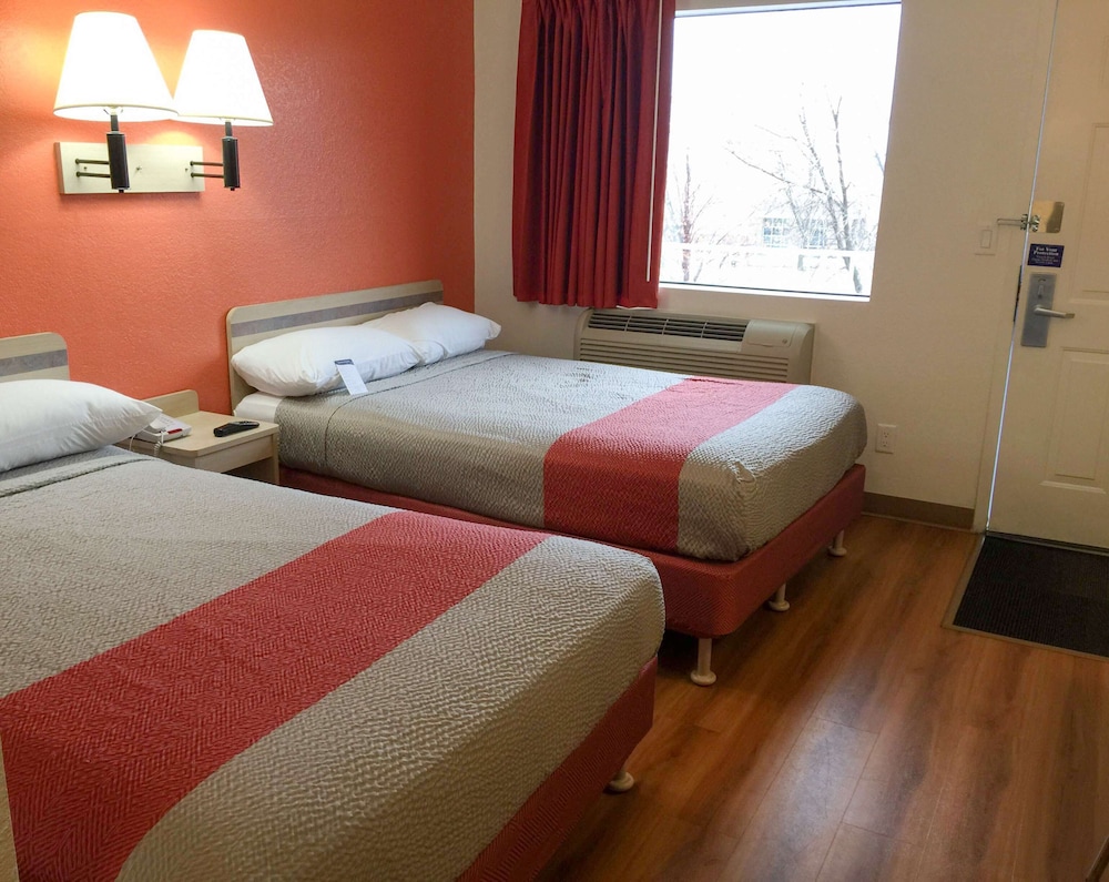 Motel6 Roseville, MN - Minneapolis North 16/33