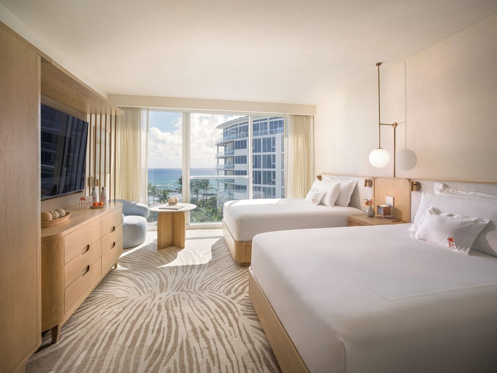 غرفة بسريرين كوين بإطلالة على البحر بشرفة