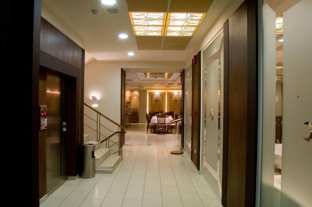 CRYSTAL CITY HOTEL 18/49