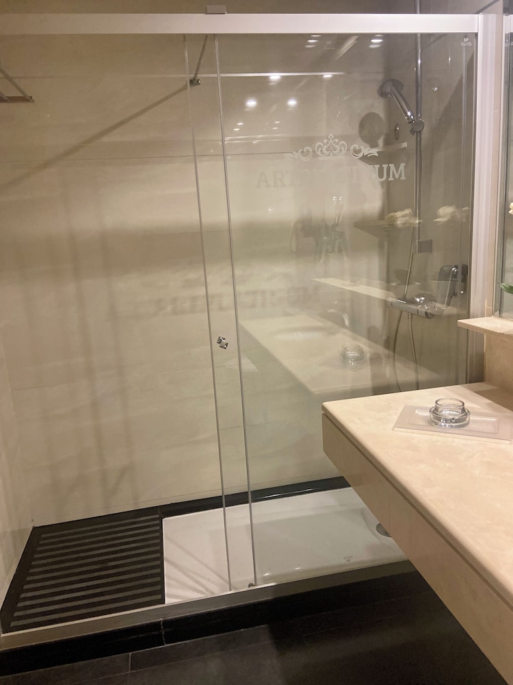 ArtPlatinum Suites and Apartments 32/33