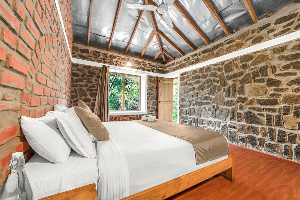 1 Bedroom, Suite, King Bed, Street Side View, Balcony