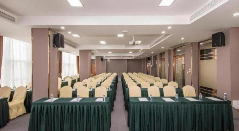 Vienna Hotel(Guangzhou North Railway Station Huaguoshan Subway Station Store) 40/45