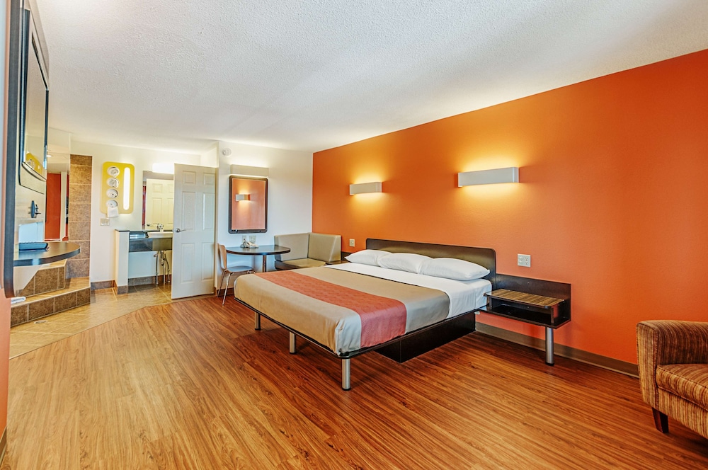 Motel6 Martinsburg, WV 24/42