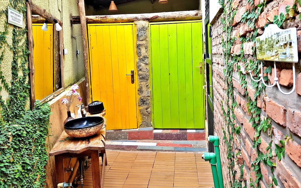 Yambi Guesthouse 2/50