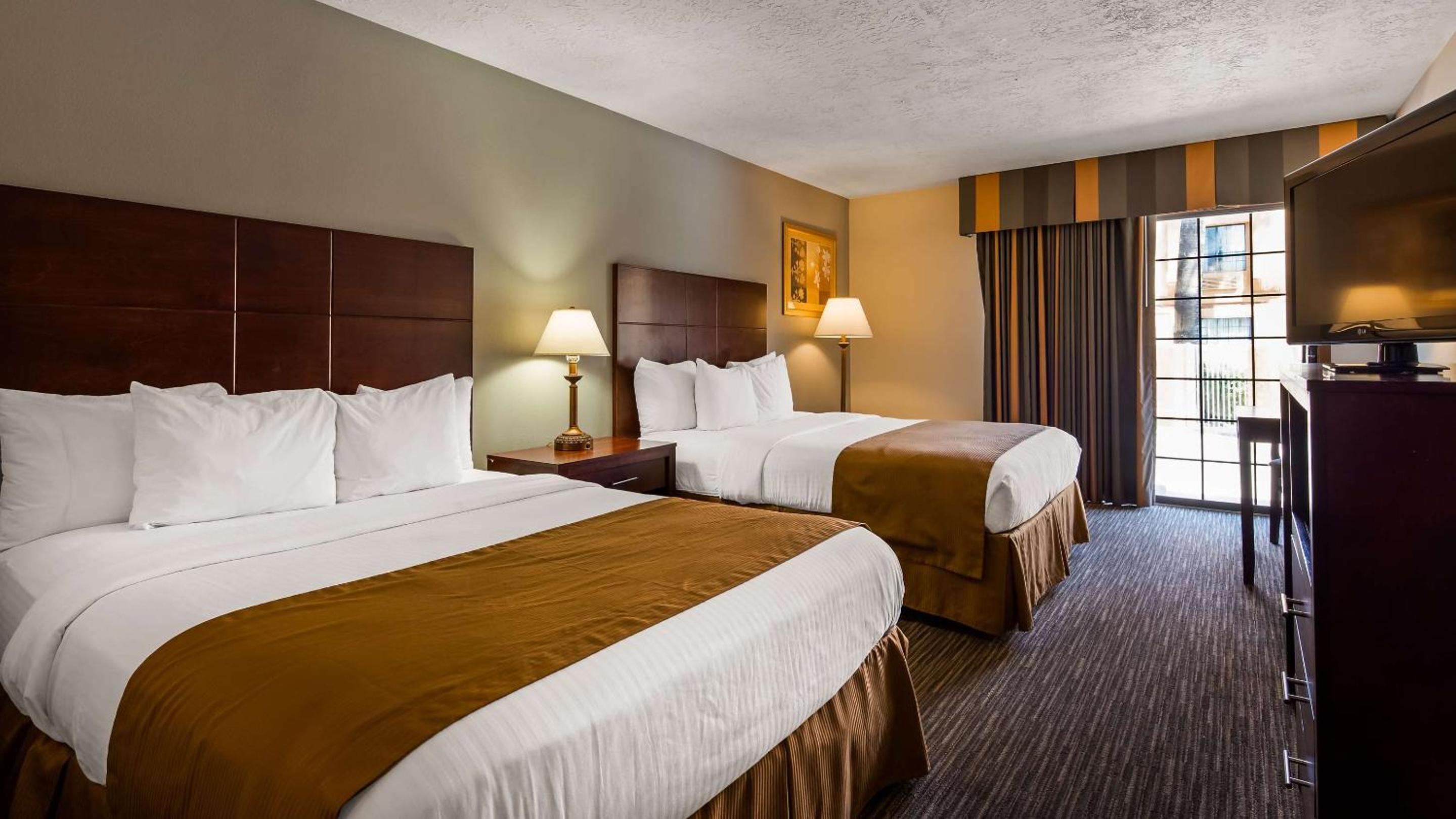Room, 2 Queen Beds, Pool Side، Best Western Green Valley Inn 7/10