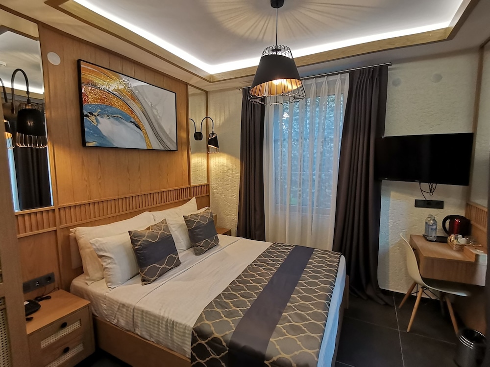 STANDARD, QUEEN BED, POOL VIEW