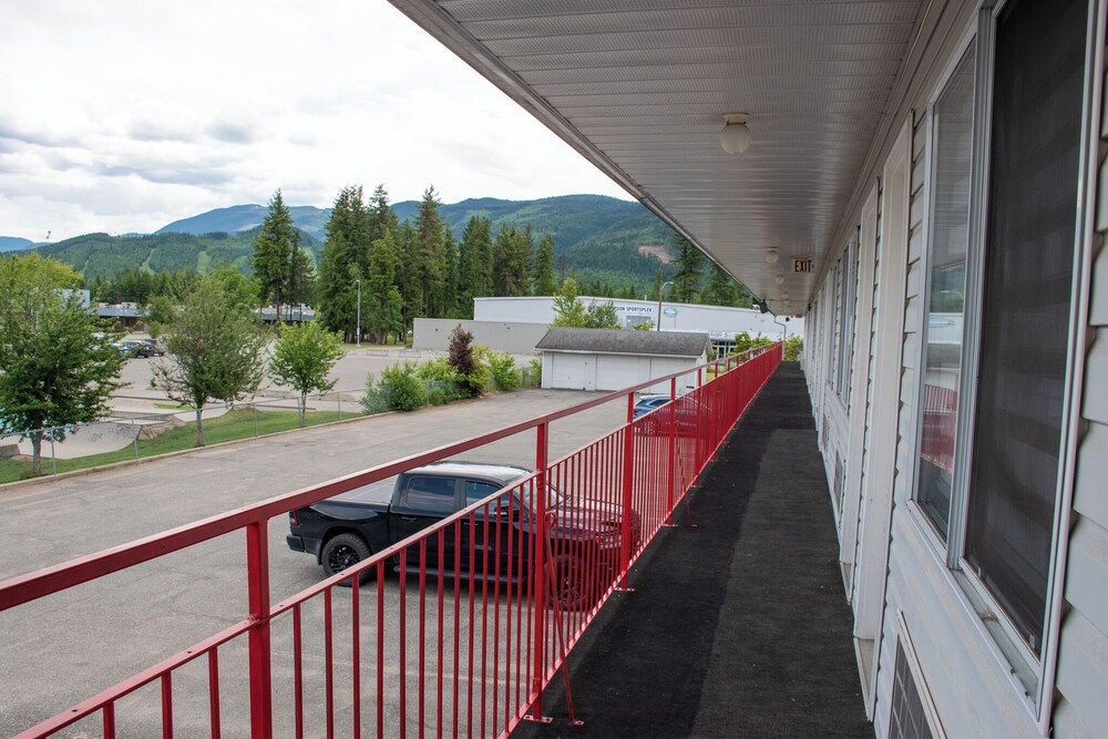 Super 8 by Wyndham Clearwater BC 57/61