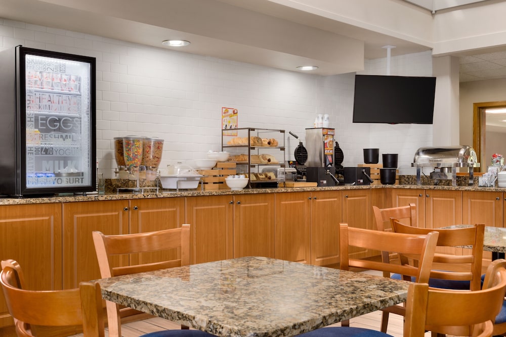 Country Inn and Suites by Radisson, Mishawaka - Southbend 19/24