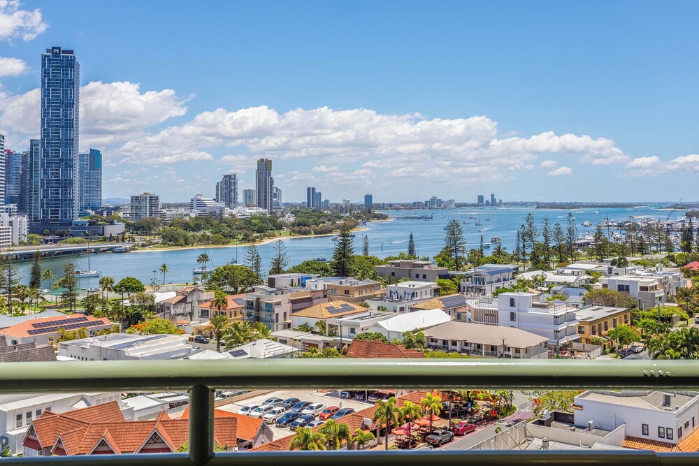 The Meriton On Main Beach 47/50