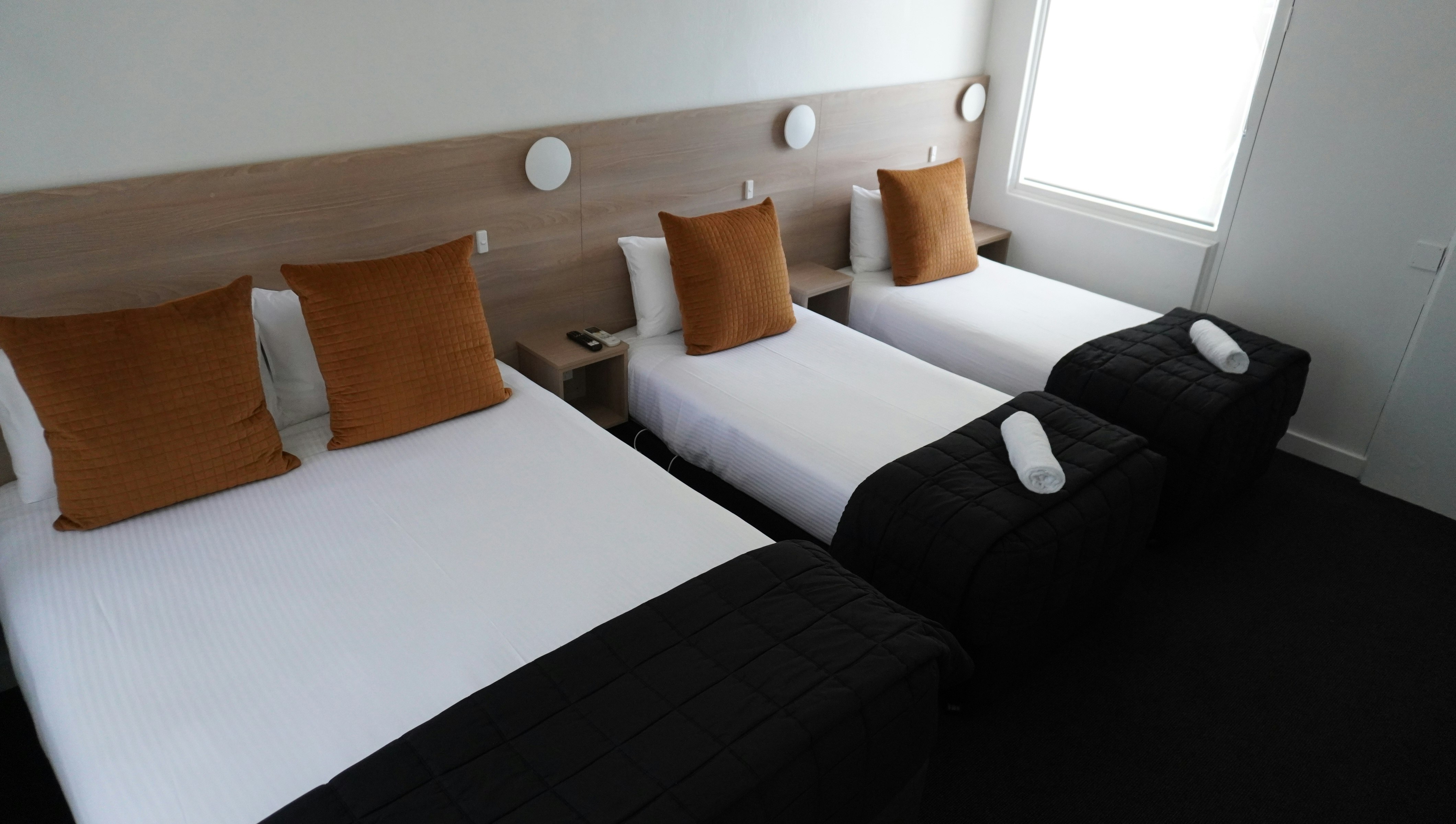 ABBOTSLEIGH MOTOR INN 2/7