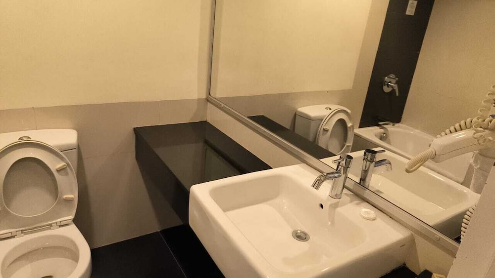 Harmoni One Convention Hotel and Service Apartments 63/65
