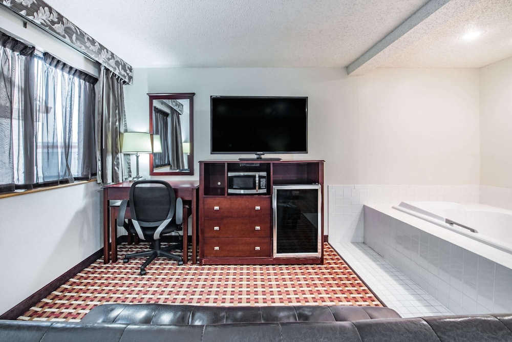Super 8 by Wyndham Harlingen TX 29/33