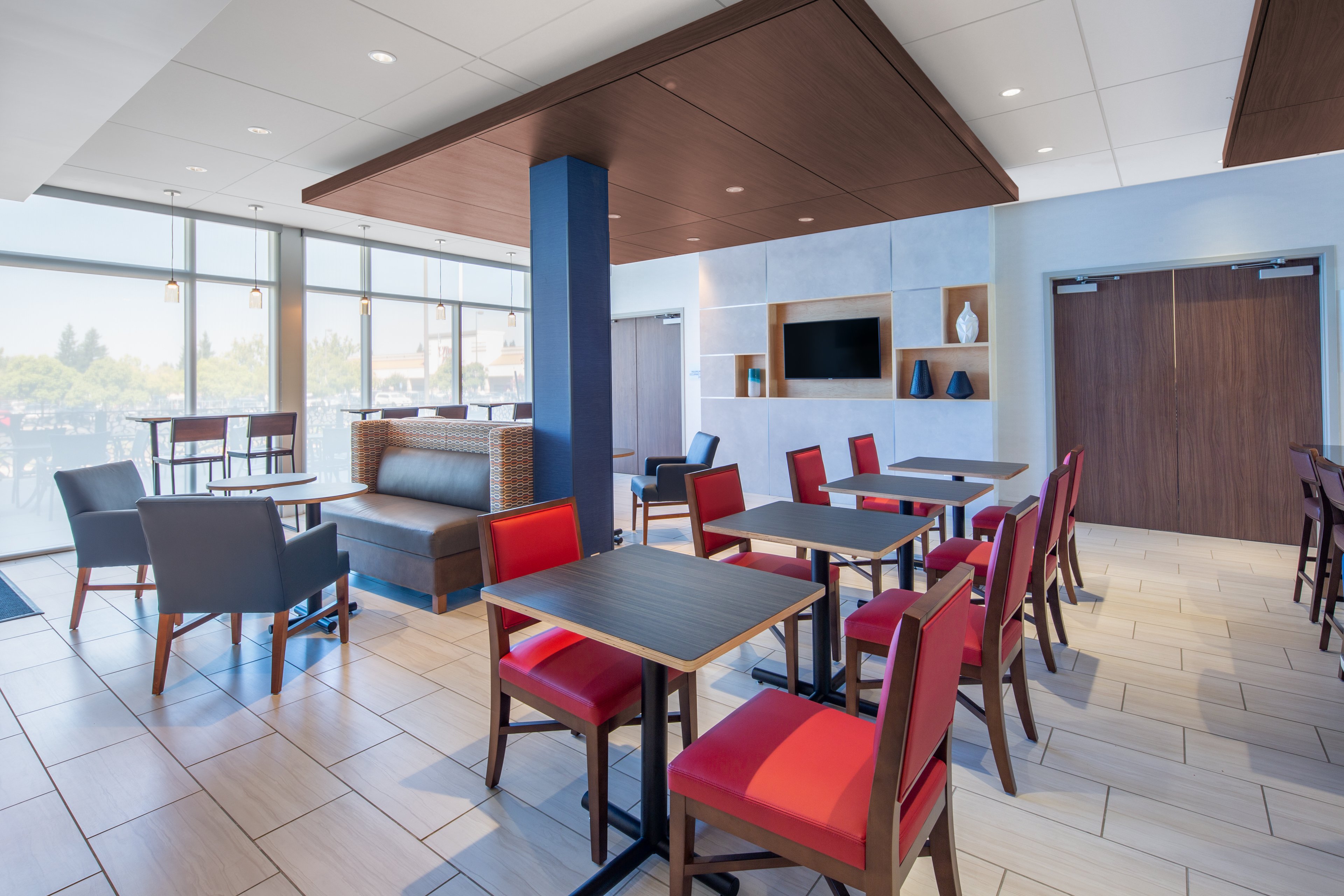 Holiday Inn Express and Suites Chico an IHG Hotel 45/66