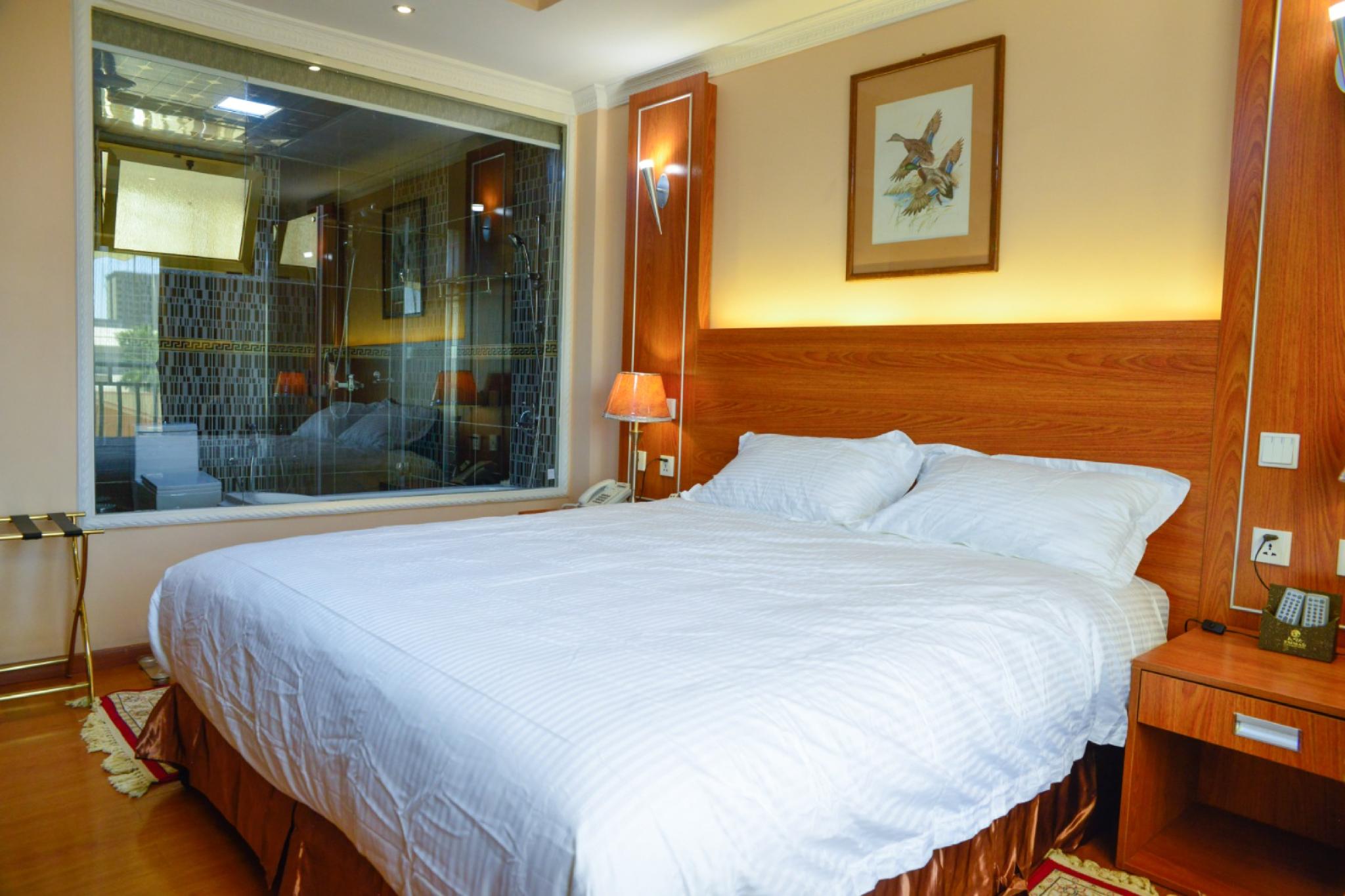 Semi Room, Suite