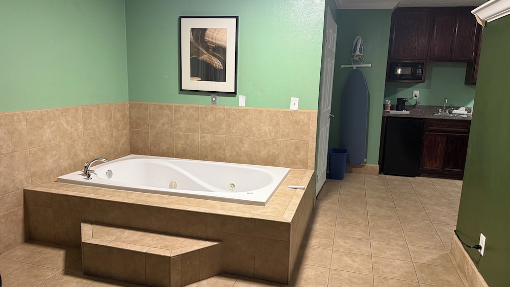 Efficiency, Suite, King Bed