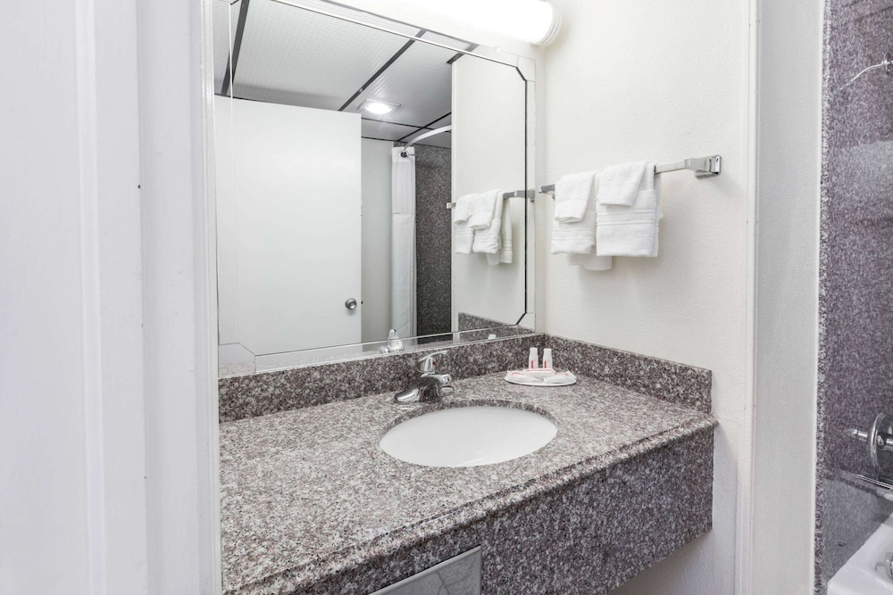 Super 8 By Wyndham Clinton 38/40