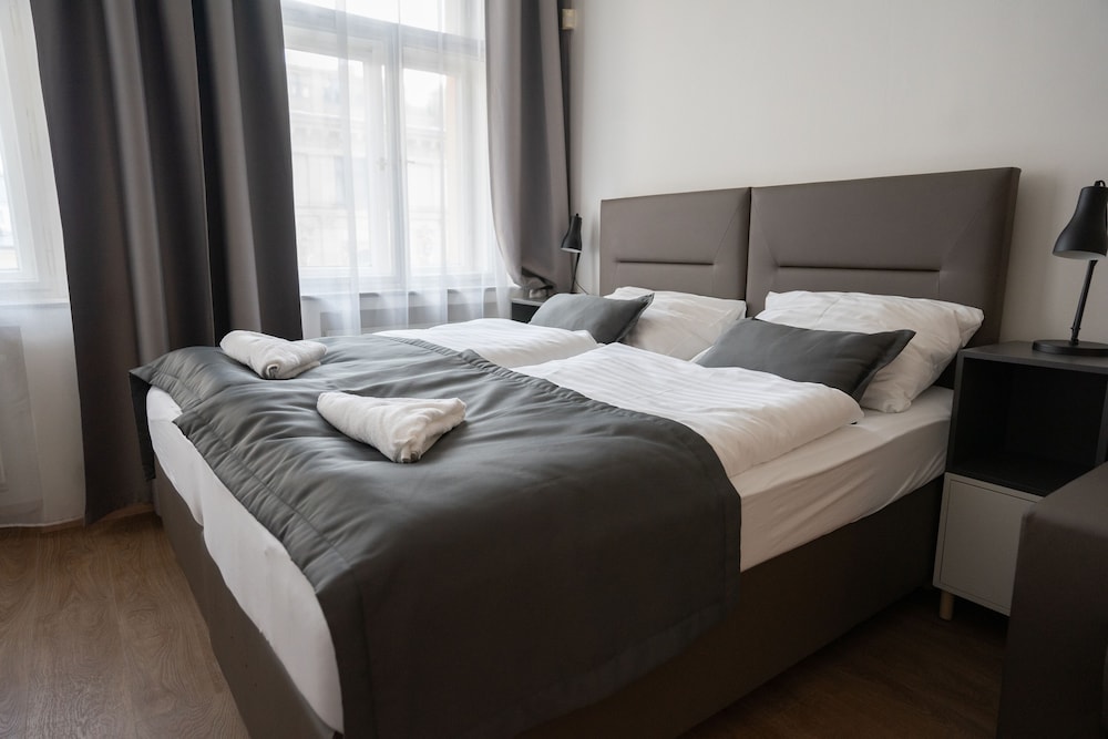 2 BEDROOMS, FAMILY, APARTMENT, KITCHENETTE, COURTYARD AREA