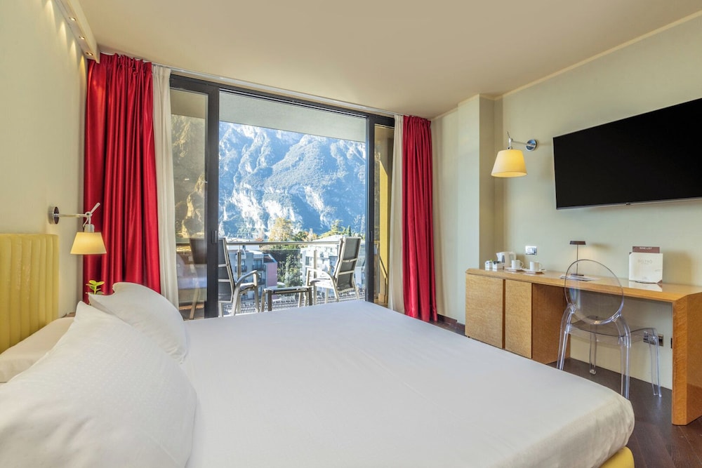 CLASSIC, SUPERIOR, DOUBLE BED, LAKE VIEW, BALCONY