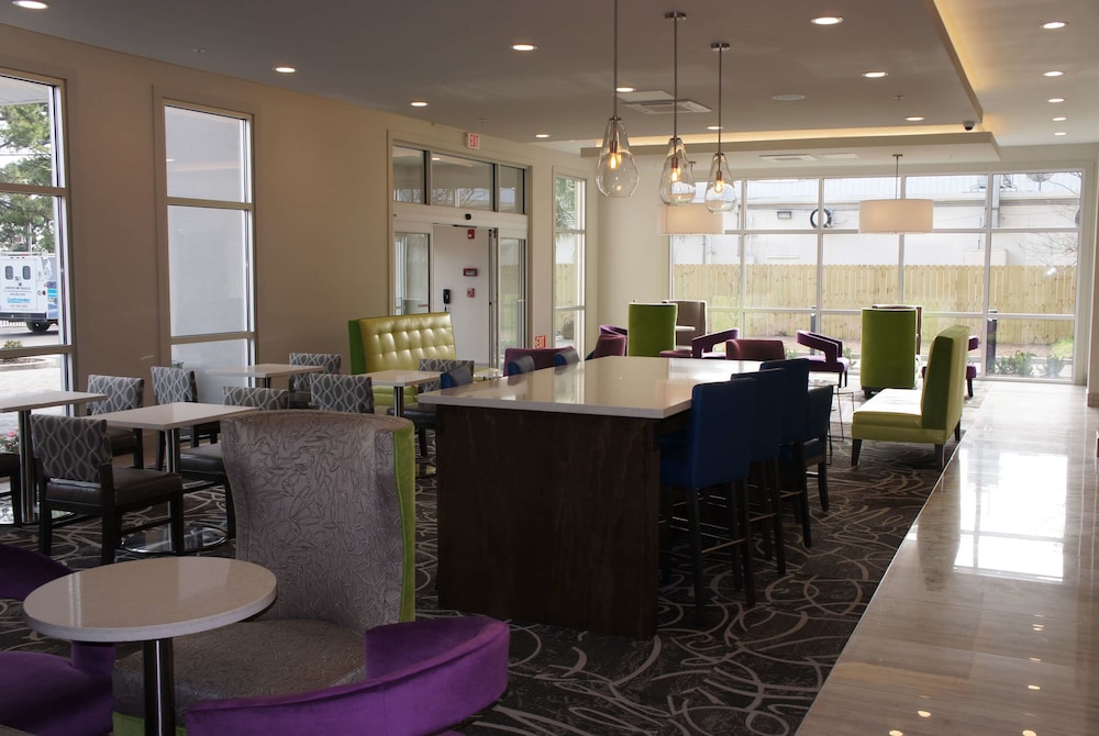 La Quinta Inn Suites By Wyndham Mobile 14/70