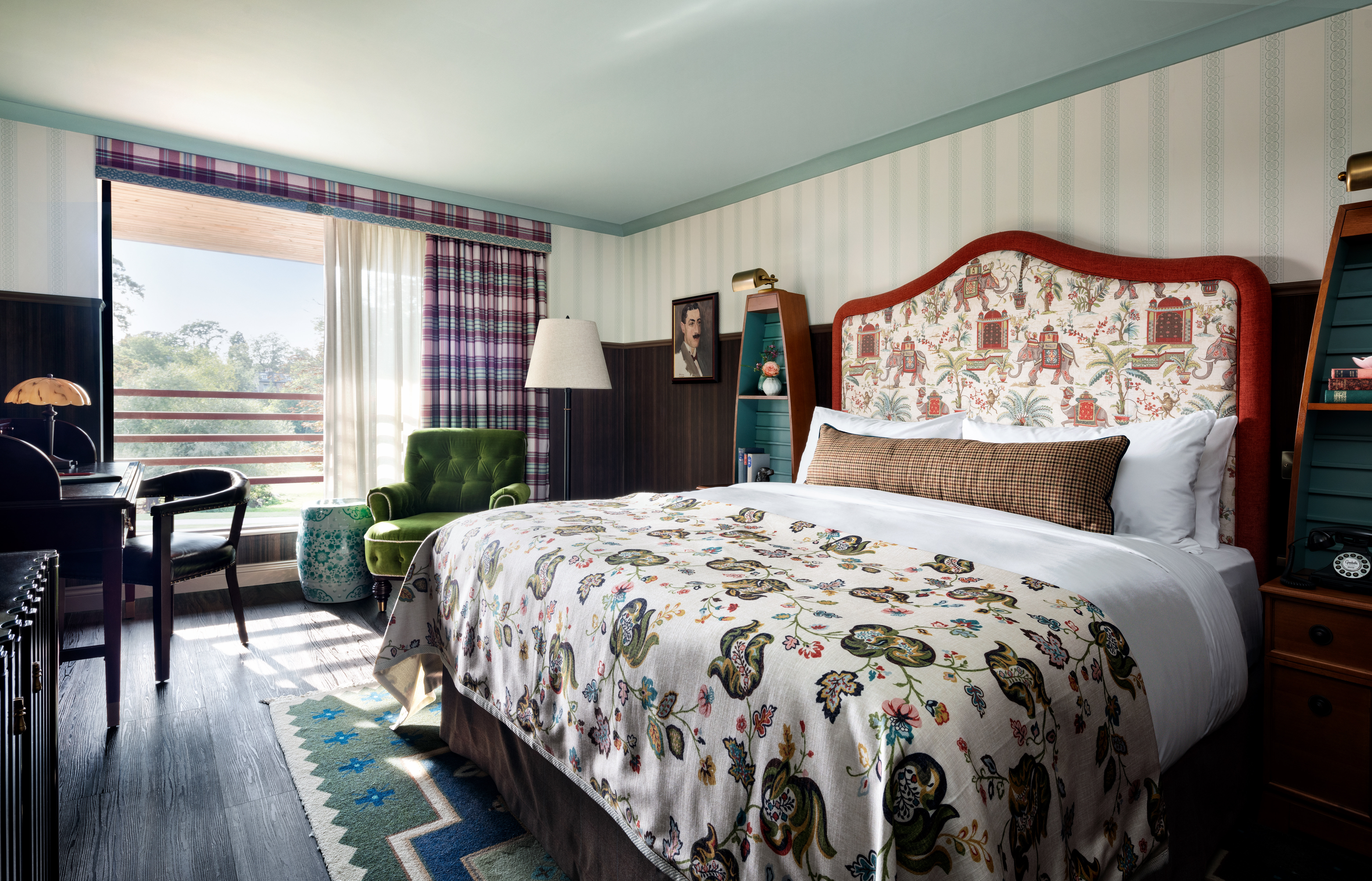 GRADUATE, KING BED