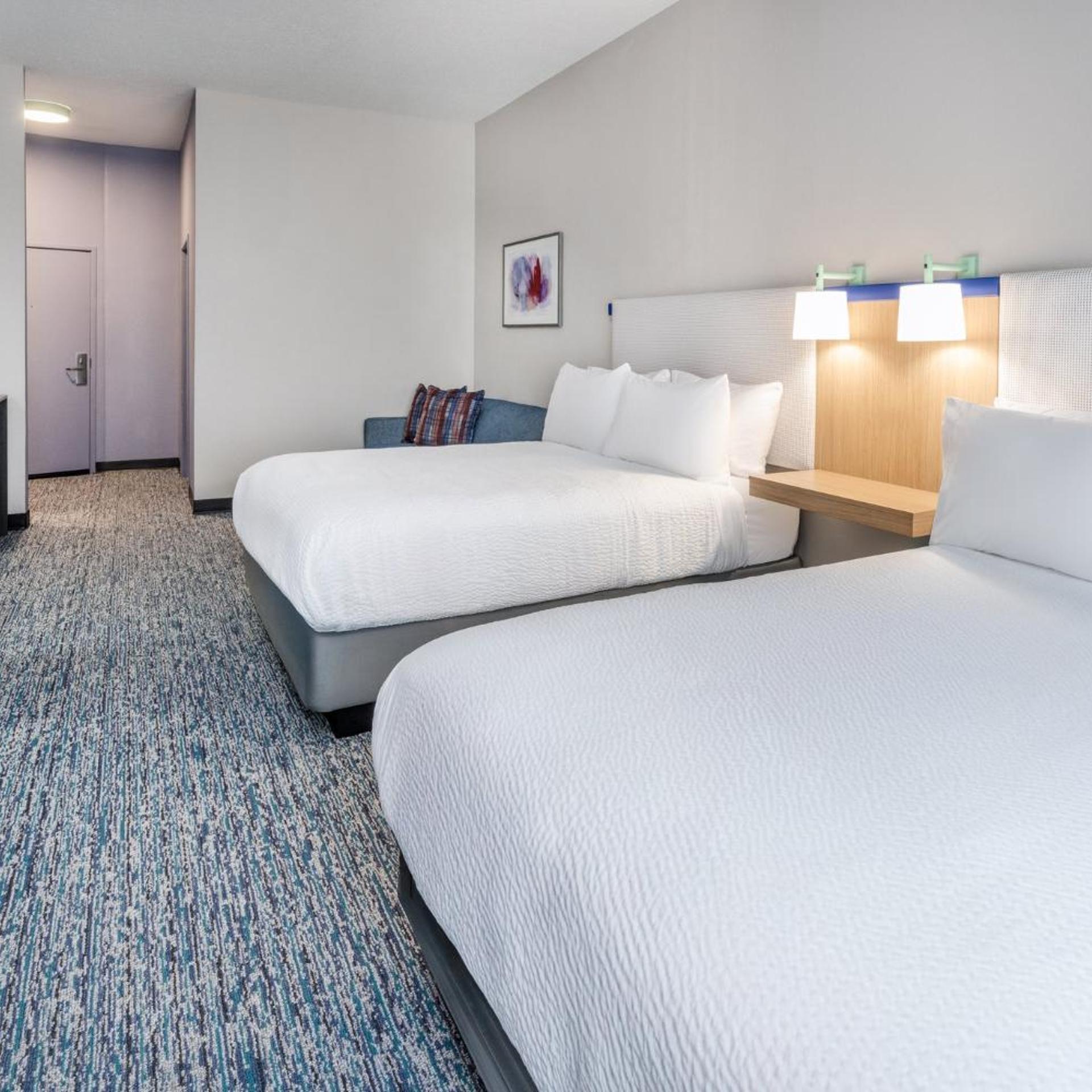 غرفة قياسية بسرير كينج وسريرين كوين