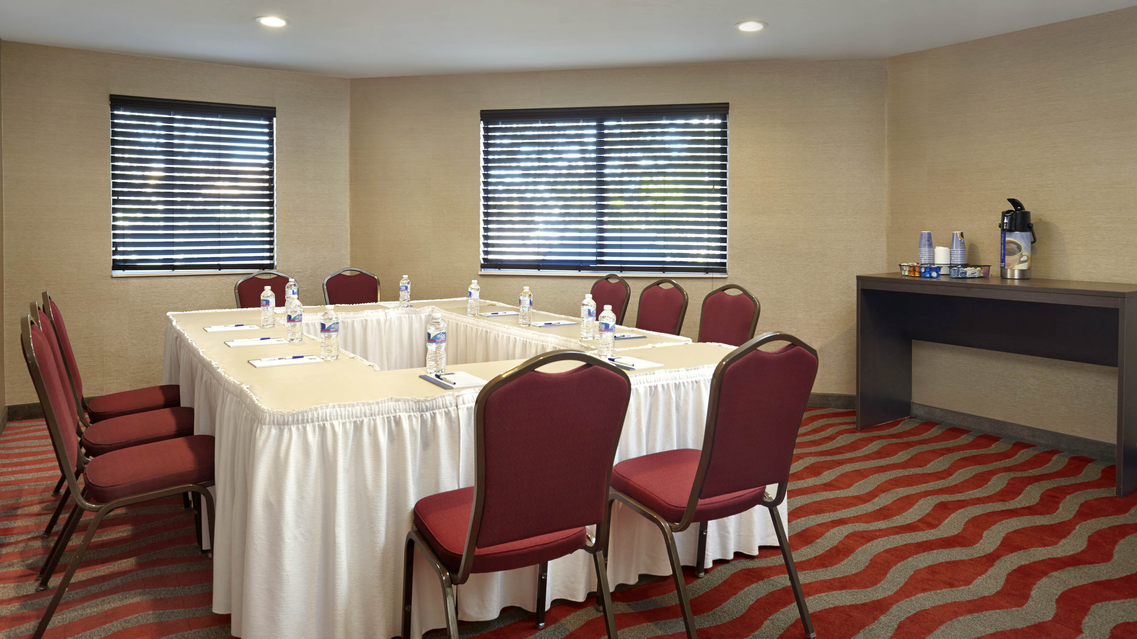 Holiday Inn Express and Suites Naples Downtown 48/64