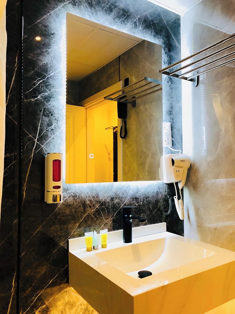 Al Ahrar Hotel 32/34