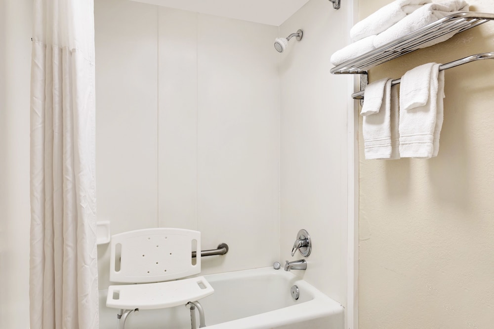Days Inn by Wyndham Fort Walton Beach 20/34