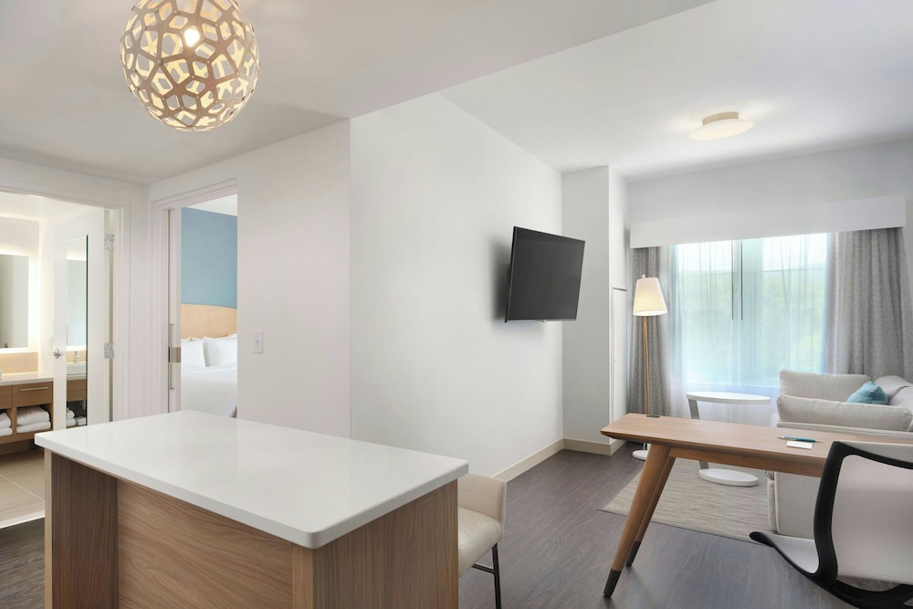 Magnuson Hotel Lenox 58/62