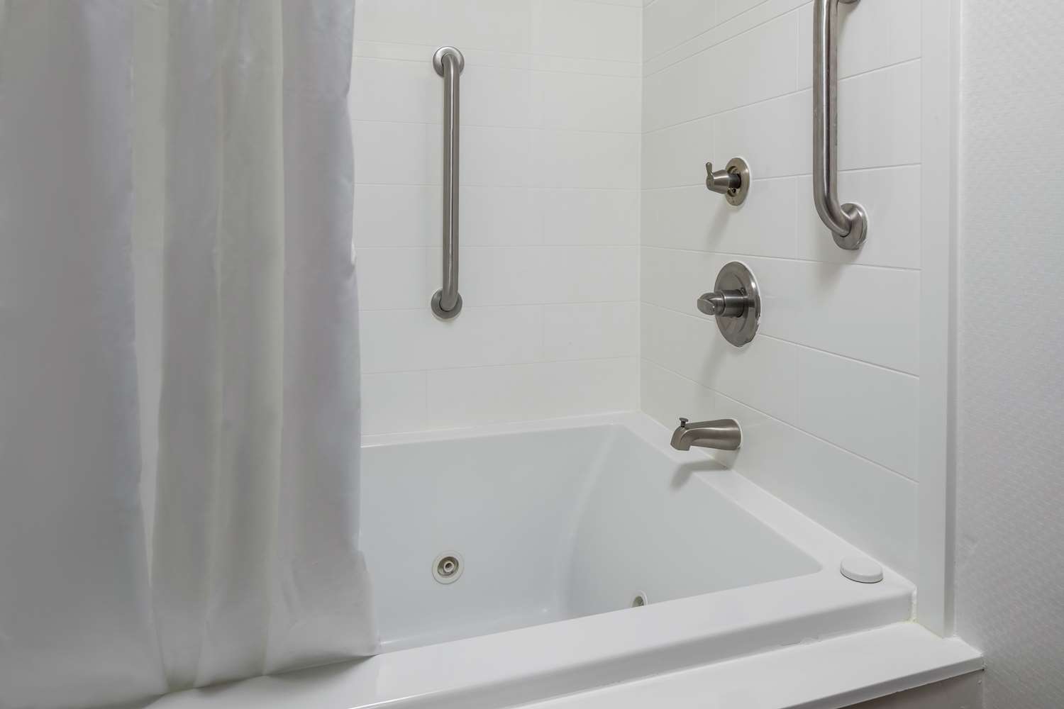 غرفة بسرير كينج بجاكوزي، Hampton Inn Helen 2/2