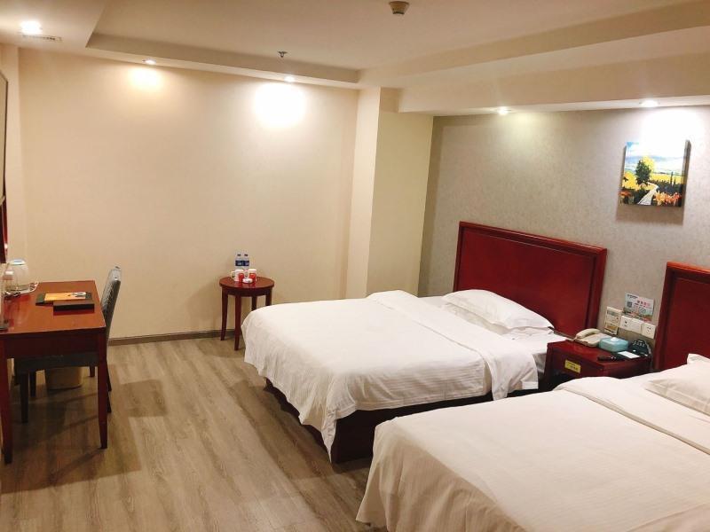 ROOM, TWIN BEDS