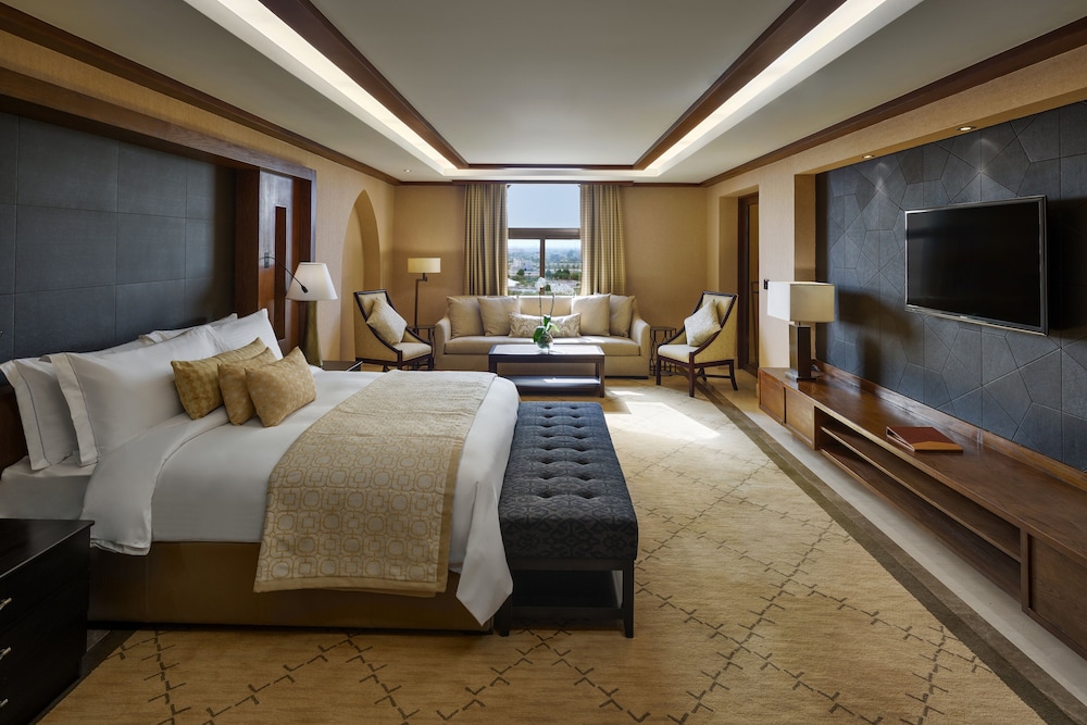 ROYAL, SUITE