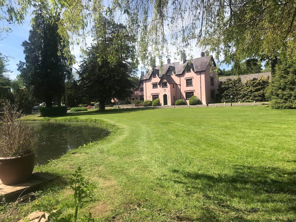 Cwrt Bleddyn Hotel & Spa 38/42