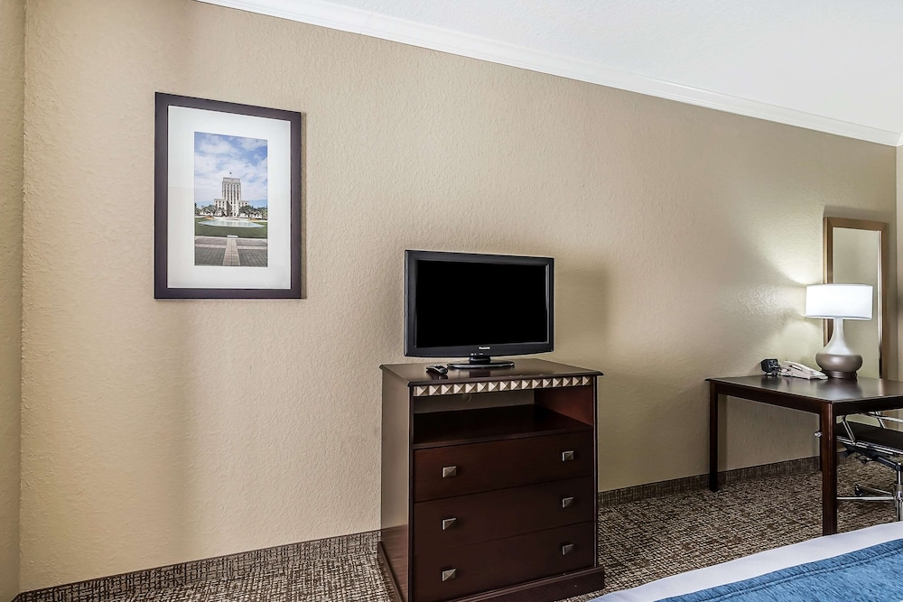 Comfort Suites Houston IAH Airport - Beltway 8 38/45