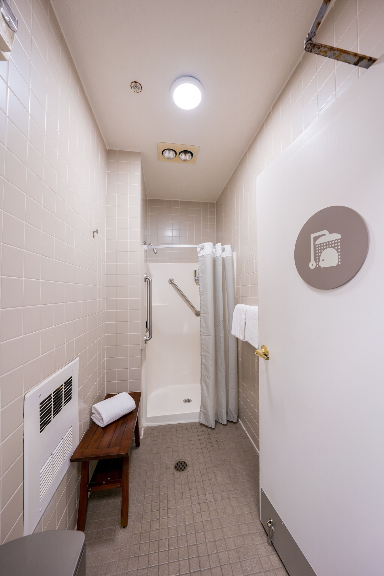 ROOM, DOUBLE OR TWIN BED, SHARED BATHROOM