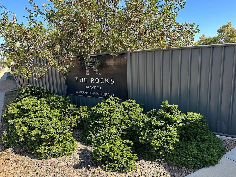 THE ROCKS MOTEL 50/55