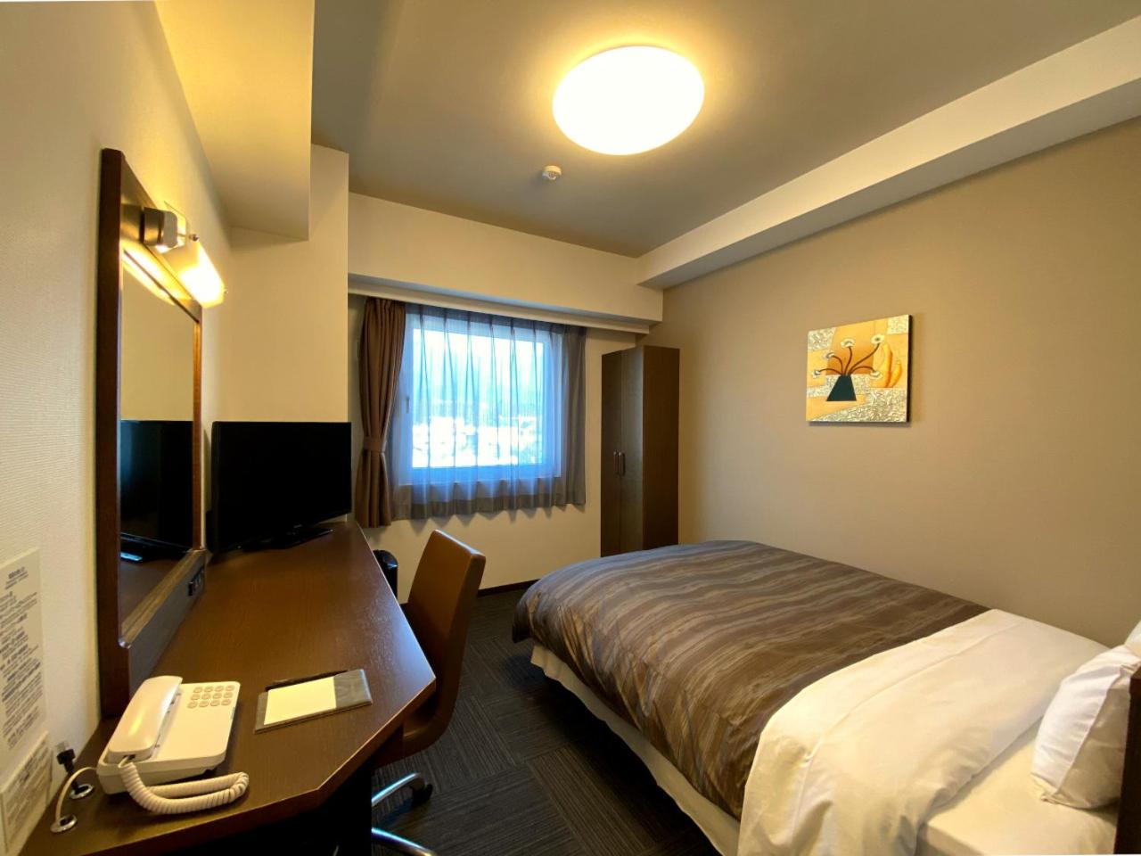 ROOM, SINGLE, SMOKING
