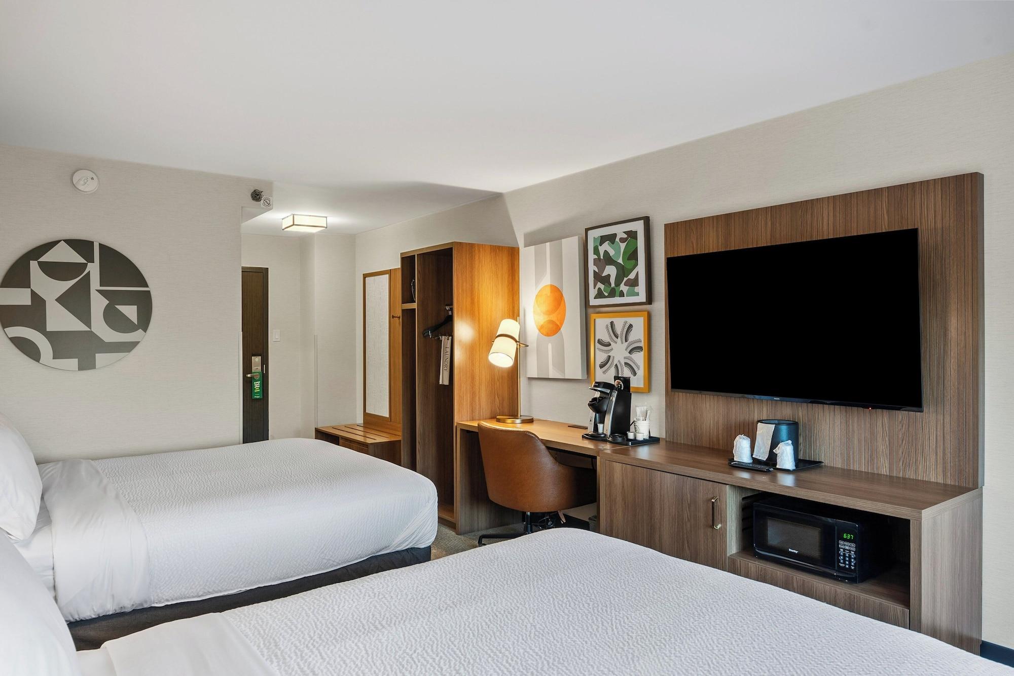 Premium, 2 Queen Beds, Skyline View