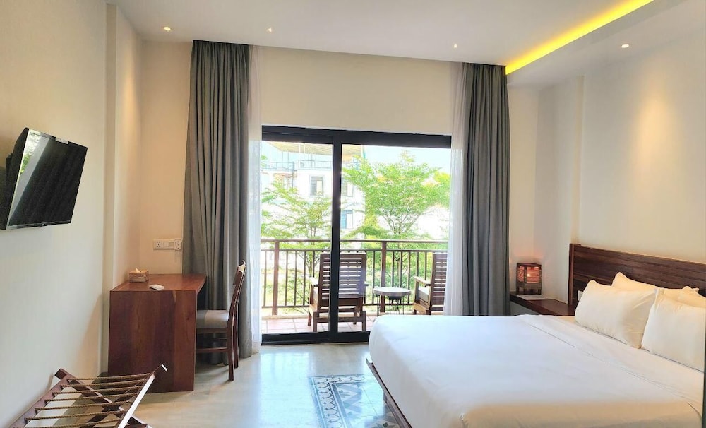 DELUXE, KING BED, POOL VIEW