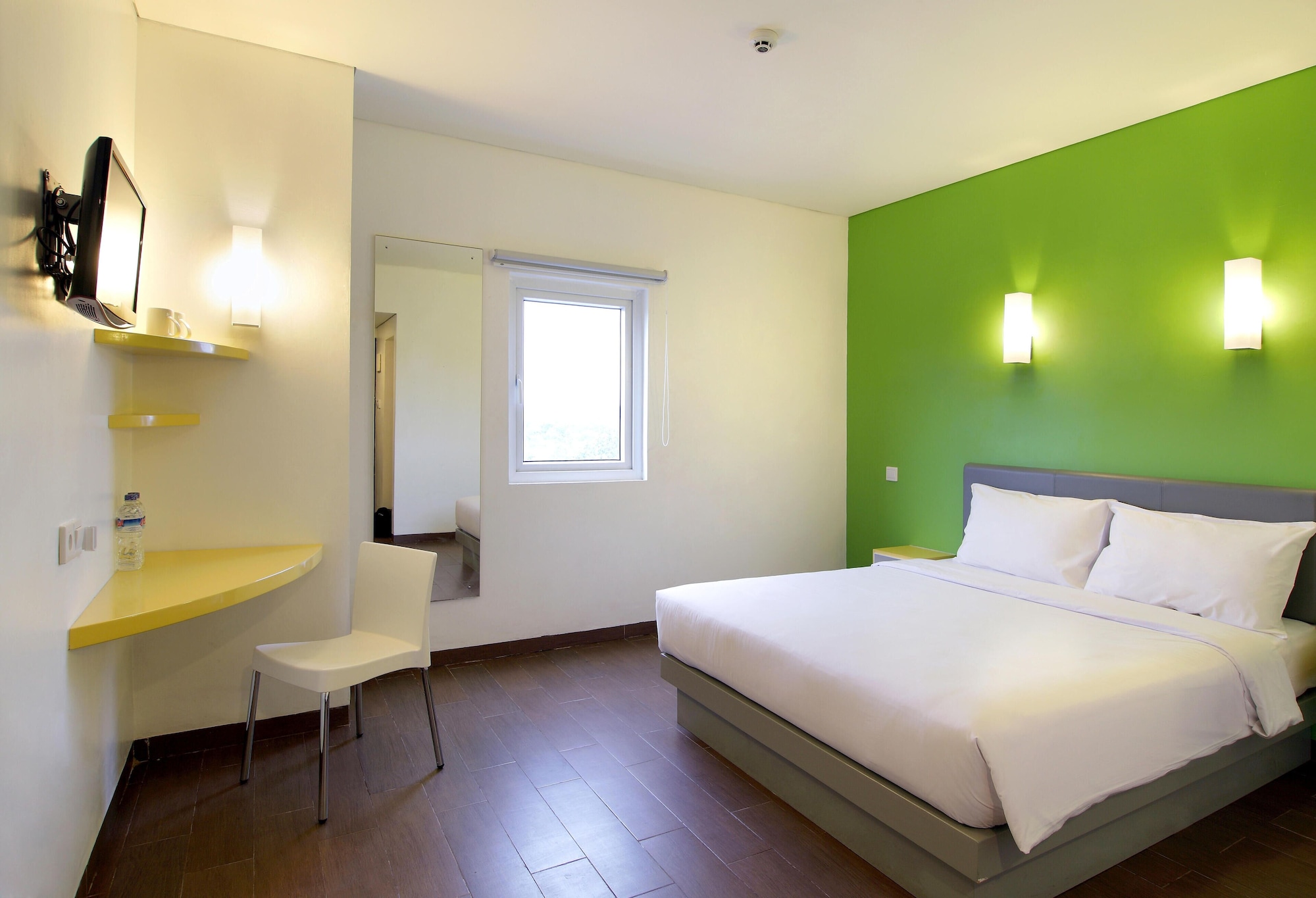 Smart, Queen Bed