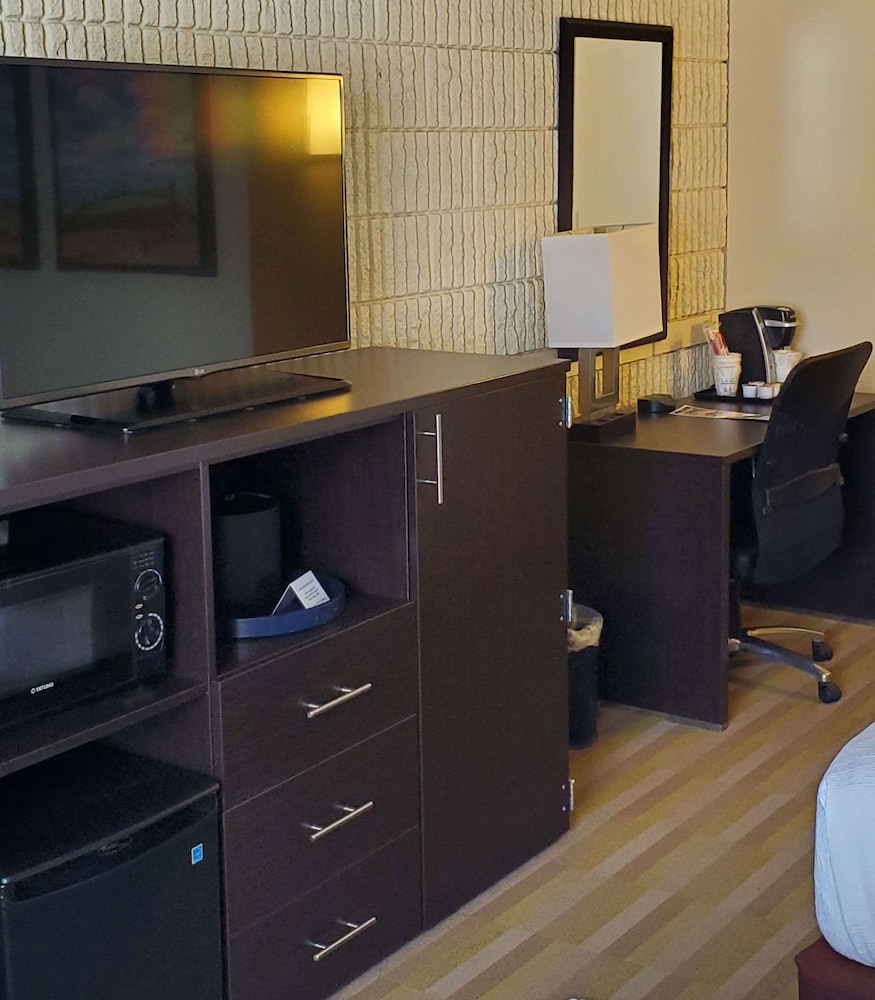 Best Western Plus University Inn 40/48