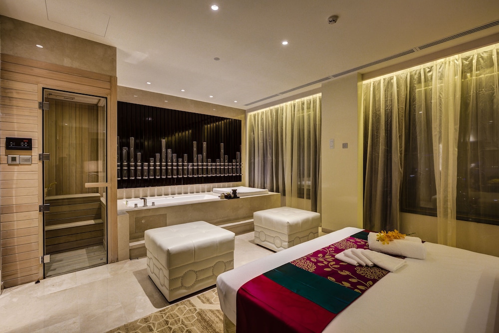 NagaWorld Hotel & Entertainment Complex 24/50