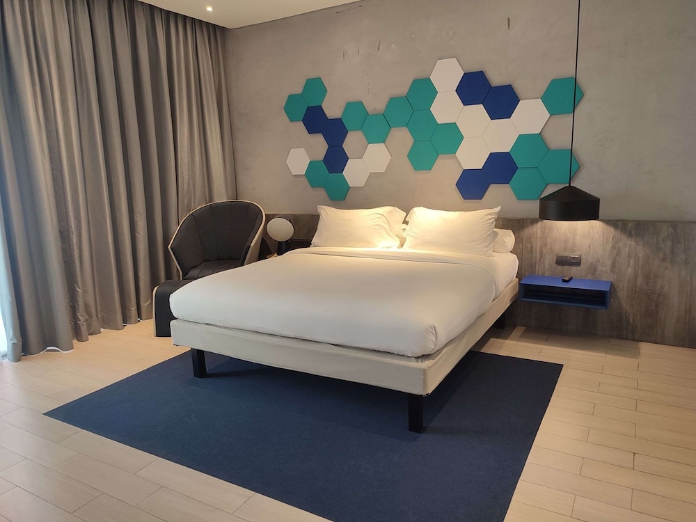 JUNIOR SUITE, QUEEN BED, BALCONY