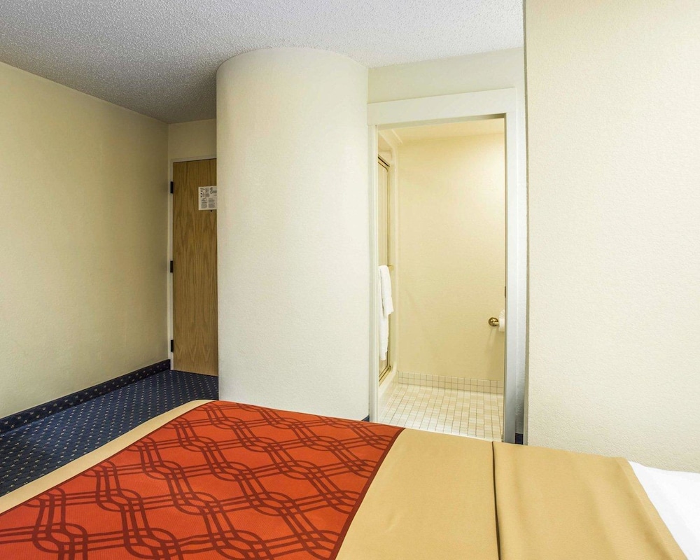 Econo Lodge Denver International Airport 20/37