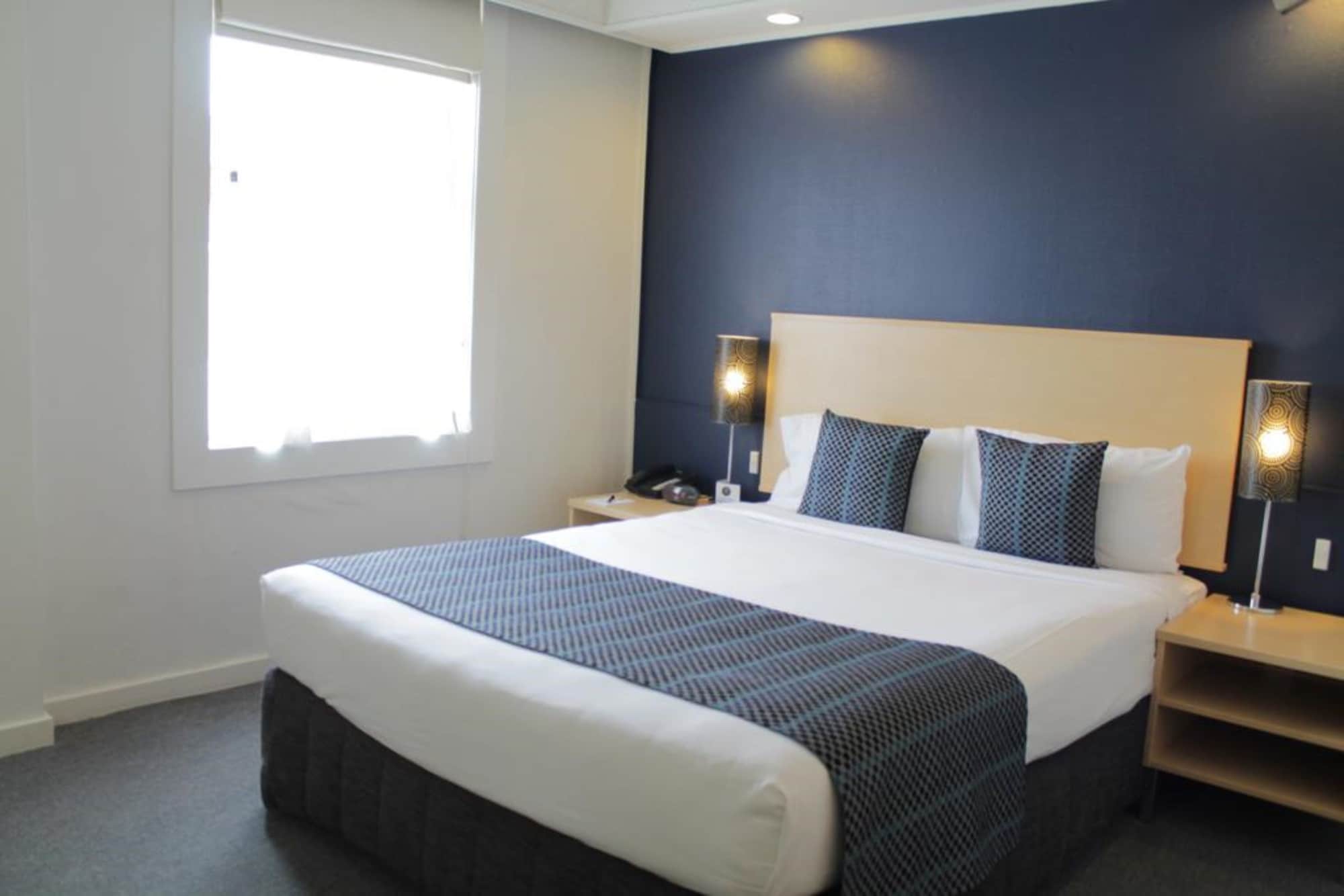 ROOM, QUEEN BED