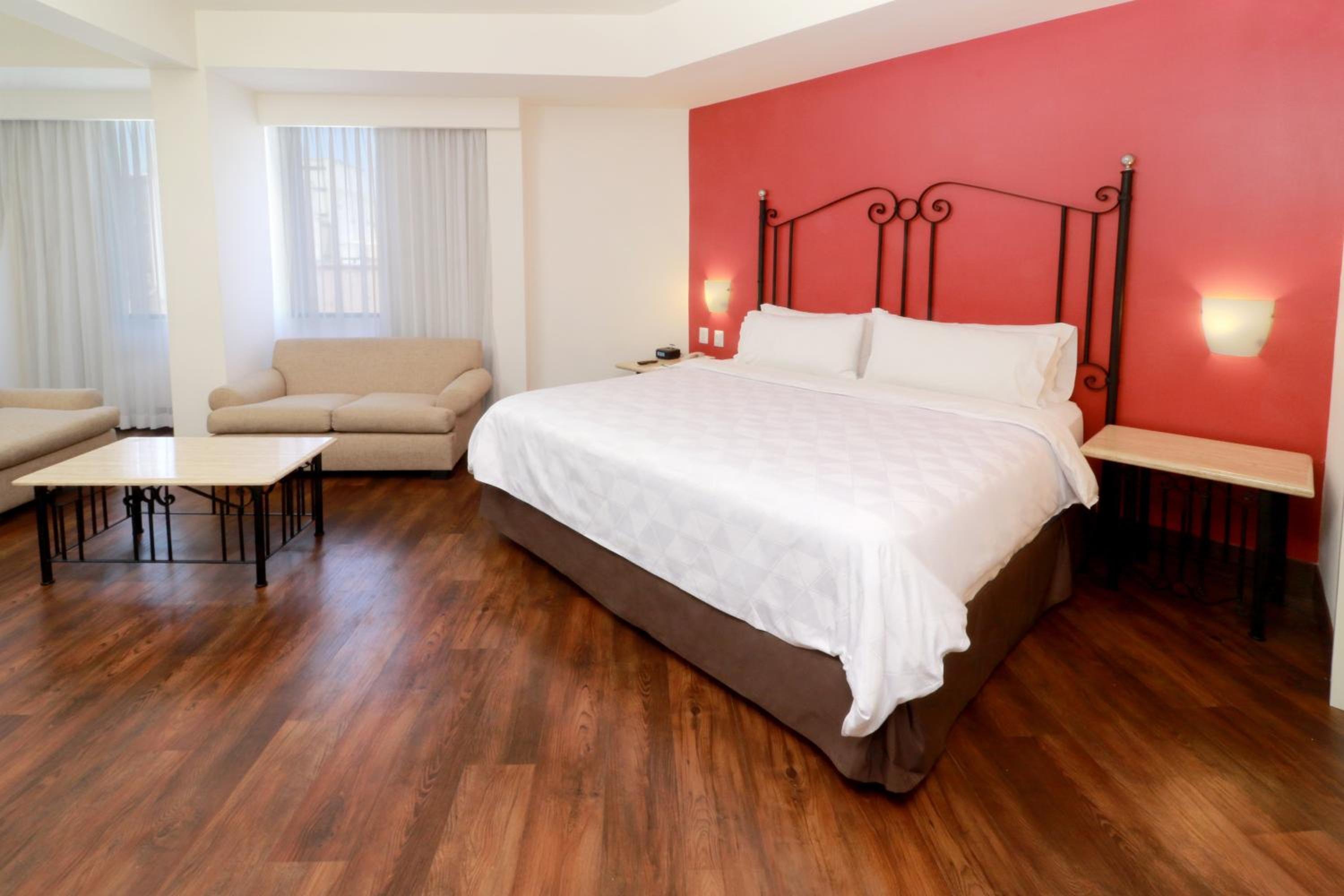 Suite, Queen Bed, Accessible