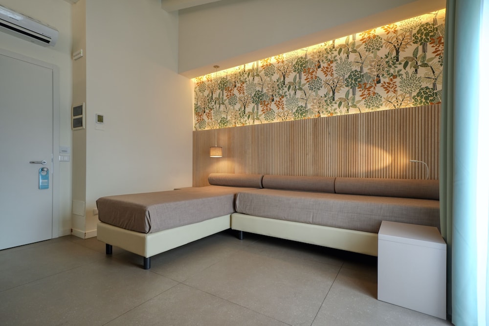 Hotel Palazzo Del Garda (ex Hotel Armony) 34/48