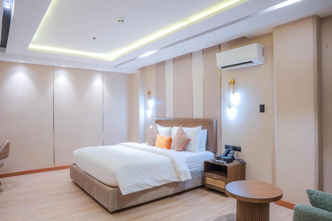 Sunday Belajandro Hotel 20/44