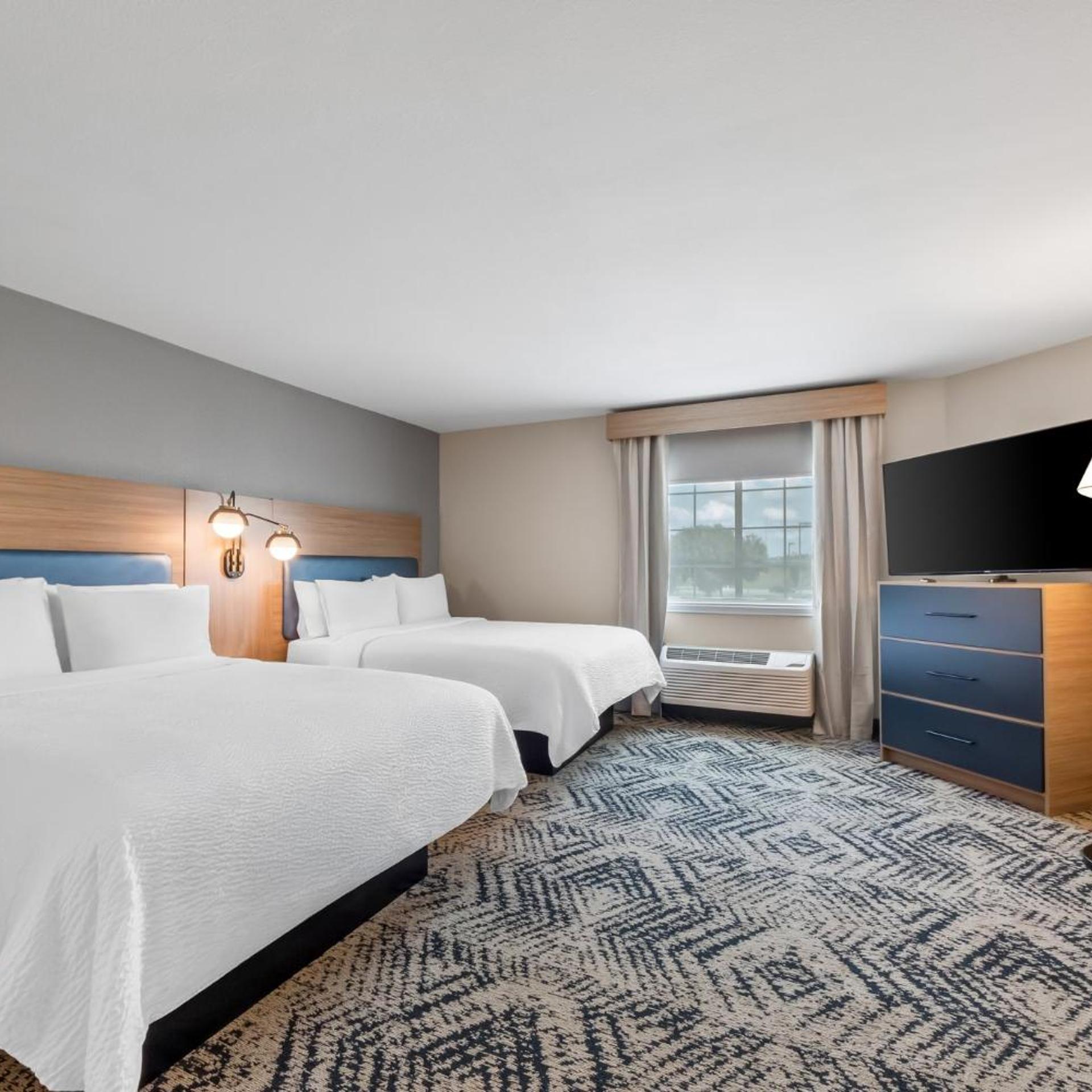 غرفة بسريرين مزدوجين بحوض استحمام لذوي الإعاقة، Candlewood Suites Victoria 2/4