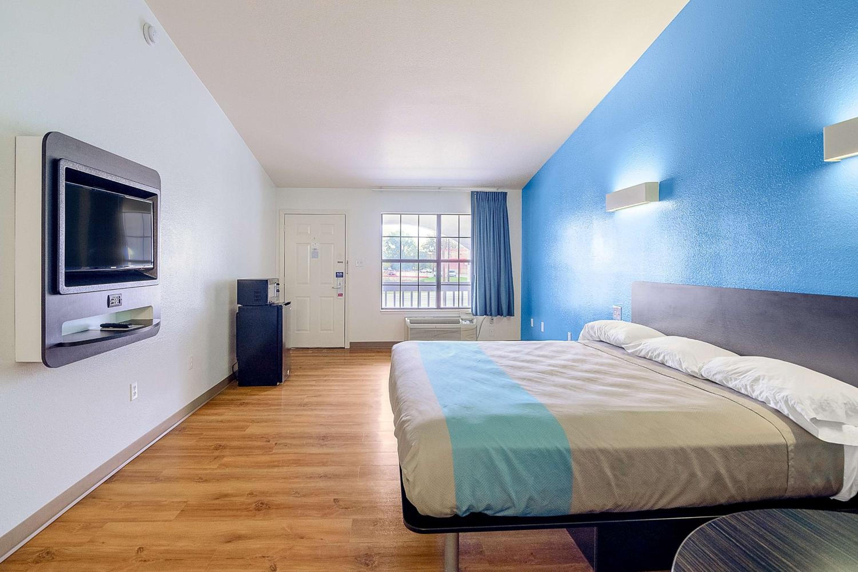 غرفة بسرير كينج لذوي الإعاقة، Motel6 Canton, TX 6/10